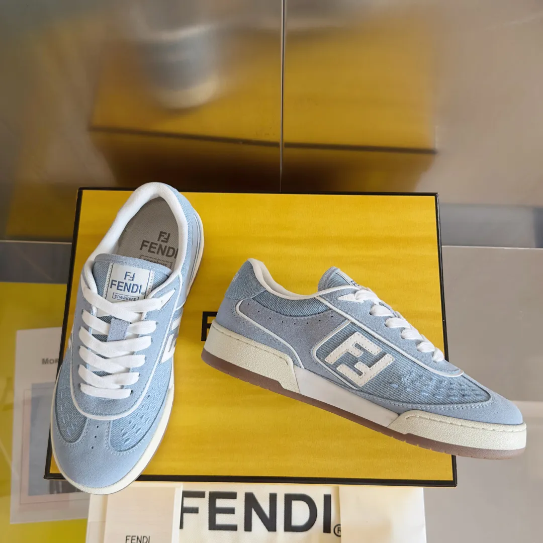 [FENDI] Top P: 720💰 Couple model ▪️ Size: Women's model 35-41 / Men's model 39-45 Top version: Fendi Fendi match series Couple model, film, casual sports shoes, sneakers, original purchase, development and production of these FENDI Match lace-up sports shoes. Small perforations accent the upper. Made of white leather with beige suede details. Matcha green leather FF applique. Rubber sole with FENDI lettering on the side. Comes with exquisite packaging at the counter🛍📦 ▪️ Fabric: Original custom imported first-layer cowhide ▪️ Lining: Imported custom breathable mesh ▪️ Sole: Original molded TPU two-color combination sole ▪️ Sole thickness: 3CM.